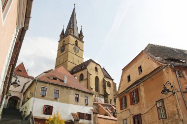 Sibiu, Romanya - 29 Eylül 2019: Sibiu Lutheran Katedrali ve Romanya 'nın Sibiu kentindeki Eski Kent