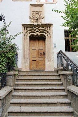 Sibiu, Romanya - 29 Eylül 2019: Romanya 'nın Sibiu kentindeki merdivenli Güzel Ortaçağ Tahta Kapısı