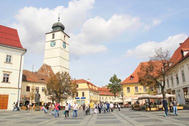 Sibiu, Romanya - 29 Eylül 2019: Sibiu, Romanya Konsey Kulesi ve Eski Kentle Peyzaj