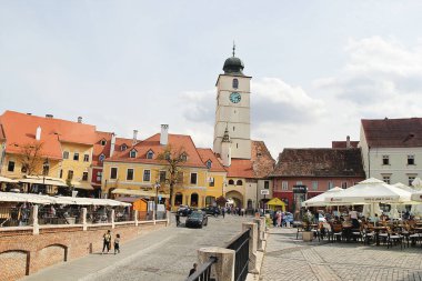Sibiu, Romanya - 29 Eylül 2019: Romanya 'nın Transilvanya kentindeki Konsey Kulesi ile Sibiu Eski Kent 