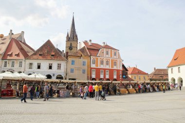 Sibiu, Romanya - 29 Eylül 2019: Romanya 'nın Transilvanya kentindeki Sibiu Eski Kentine El Sanatları Pazarıyla Bakış