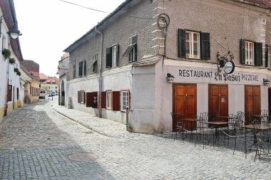 Sibiu, Romanya - 29 Eylül 2019: Romanya 'nın Transilvanya kentindeki Büyüleyici Sibiu Eski Kasaba Restoranı