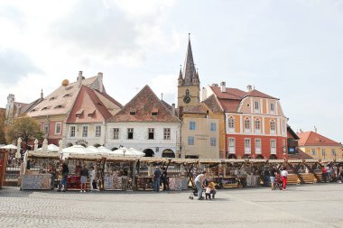 Sibiu, Romanya - 29 Eylül 2019: Sibiu, Transilvanya, Romanya 'da Pazar Meydanı Manzarası
