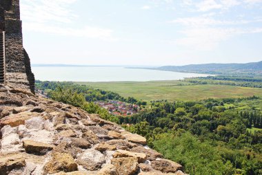 Szigliget, Macaristan - 11 Ağustos 2021: Szigliget Kalesi Duvarı 'ndan Balaton Uplands ve Lake ile Macaristan Manzarası