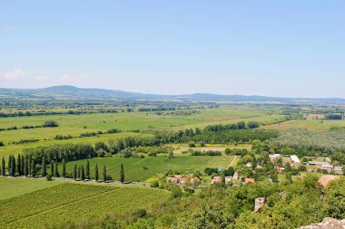 Szigliget, Macaristan - 11 Ağustos 2021: Macaristan 'ın Szigliget Kalesi' nden Balaton Uplands Ulusal Parkı ile Peyzaj 