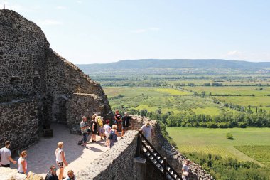 Szigliget, Macaristan - 11 Ağustos 2021: Macaristan 'daki Balaton Uplands Ulusal Parkı ile Szigliget Kalesi İçişleri 