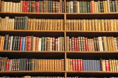 Keszthely, Macaristan - 11 Ağustos 2021: Kütüphane Raflarındaki Güzel Antik Kitaplar