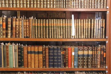 Keszthely, Macaristan - 11 Ağustos 2021: Antika Kitaplarla Dolu Vintage Kütüphanesi