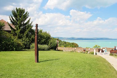 Tihany, Macaristan - 12 Ağustos 2021: Macaristan 'da geleneksel Macar Kopjafa ile Balaton Gölü Tihany Manzarası