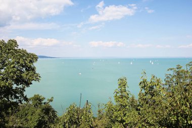Tihany, Macaristan - 12 Ağustos 2021: Balaton Gölü, Macaristan Hava Görüntüsü