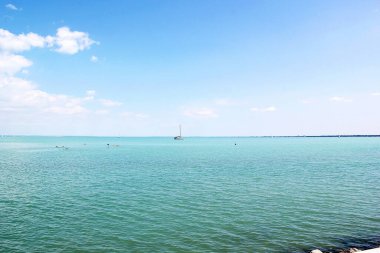 Tihany, Macaristan - 12 Ağustos 2021: Macaristan 'da Güzel Turkuaz Gölü Balatonu