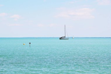 Tihany, Macaristan - 12 Ağustos 2021: Macaristan 'da bir yelkenli ile Güzel Turkuaz Gölü Balatonu