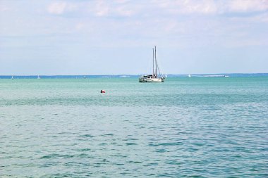 Tihany, Macaristan - 12 Ağustos 2021: Mavi Su, Gökyüzü ve Yelkenli Tekneyle Macaristan 'da Güzel Balaton Gölü