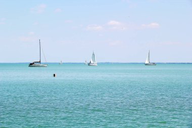 Tihany, Macaristan - 12 Ağustos 2021: Mavi ve Turkuaz Suyu ile Güzel Balaton Gölü, Macaristan