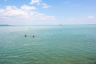 Tihany, Macaristan - 12 Ağustos 2021: Macaristan 'da Güzel Turkuaz Suyu ile Balaton Gölü