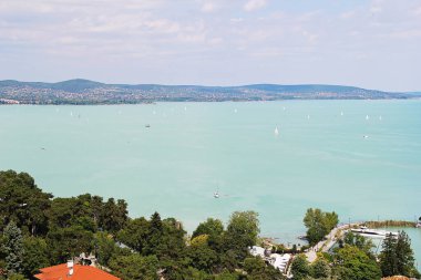 Tihany, Macaristan - 12 Ağustos 2021: Macaristan 'ın Tihany kentinde Güzel Turkuaz Gölü Balatonu