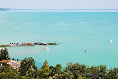 Tihany, Macaristan - 12 Ağustos 2021: Güzel Balaton Gölü, Macaristan Rıhtımı