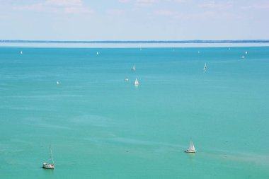 Tihany, Macaristan - 12 Ağustos 2021: Turkuaz Gölü Balaton Havacılık Manzarası, Macaristan