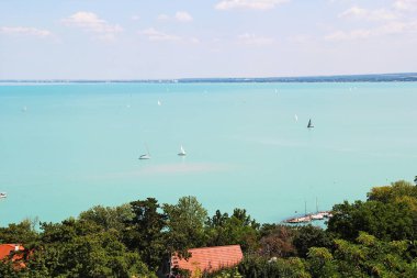 Tihany, Macaristan - 12 Ağustos 2021: Balaton Gölü Hava Sahası Panoraması, Macaristan