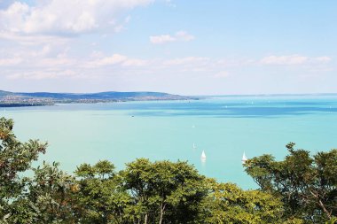 Tihany, Macaristan - 12 Ağustos 2021: Macaristan 'da Güzel Balaton Gölü Suyu