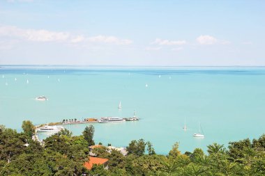 Tihany, Macaristan - 12 Ağustos 2021: Turkuaz Gölü 'nün güneşli yaz manzarası, Balaton, Macaristan