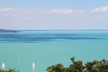 Tihany, Macaristan - 12 Ağustos 2021: Balaton Gölü, Macaristan Güzel Turkuaz ve Koyu Mavi Su 