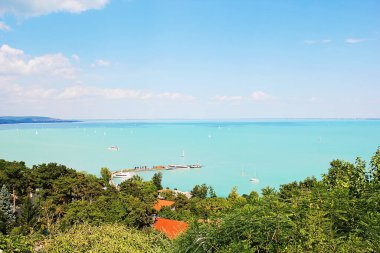 Tihany, Macaristan - 12 Ağustos 2021: Tihany, Macaristan 'dan Sunny Turquoise Gölü Balaton Havacılık Manzarası