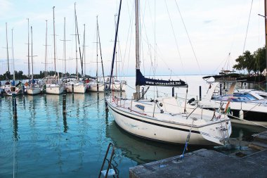 Balatonfured, Macaristan - 12 Ağustos 2021: Balatonfuged on Lake Balaton, Macaristan