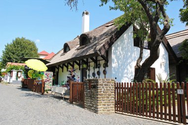 Tihany, Macaristan - 12 Ağustos 2021: Macaristan 'daki Balaton Gölü' nde Macar Hatıra Dükkanı ile Tihany Kasabası Manzarası