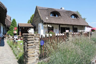 Tihany, Macaristan - 12 Ağustos 2021: Macaristan 'da Balaton Gölü' nde Hatıra Dükkanları ve Lavantalı Otantik Tihany Kent Caddesi Manzarası