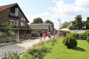 Tihany, Macaristan - 12 Ağustos 2021: Macaristan 'da Balaton Gölü' ndeki Tihany Town Street Manzarası