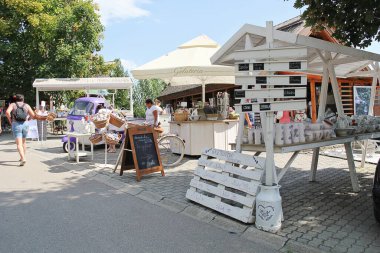 Tihany, Macaristan - 12 Ağustos 2021: Macaristan 'daki Balaton Gölü' nde Lavanta Ürünleri ile Tihany Kasabası Manzarası