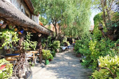 Tihany, Macaristan - 12 Ağustos 2021: Macaristan 'ın Tihany kentindeki Garden' da Balaton Gölü Restoran Terası