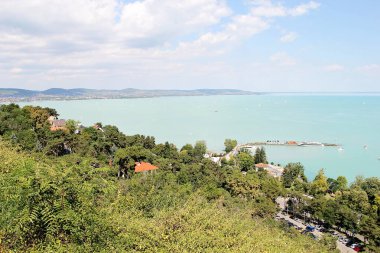 Tihany, Macaristan - 12 Ağustos 2021: Balaton Gölü Panoramik Manzara Tihany, Macaristan
