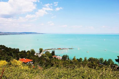 Tihany, Macaristan - 12 Ağustos 2021: Turkuaz Su Havacılık Manzaralı Balaton Gölü Tihany, Macaristan