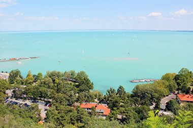 Tihany, Macaristan - 12 Ağustos 2021: Macaristan 'ın Tihany kentinden Yaz Gölü Manzarası