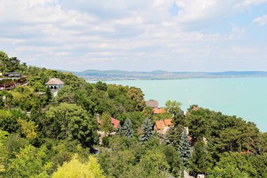 Tihany, Macaristan - 12 Ağustos 2021: Balaton Gölü Havacılık Manzarası Tihany, Macaristan