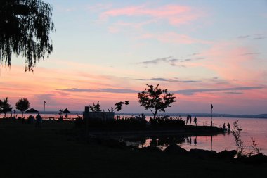 Balatonbereny, Macaristan - 13 Ağustos 2021: Balaton Gölü 'nden canlı Pembe Günbatımı Manzarası