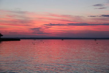 Balatonbereny, Macaristan - 13 Ağustos 2021: Balaton Gölü 'nden canlı Pembe Günbatımı Manzarası