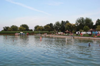 Balatonbereny, Macaristan - 13 Ağustos 2021: Balaton Beach with Family having Fun at Balatonbereny at Sunset on Lake, Macaristan