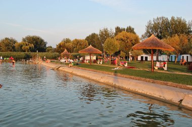 Balatonbereny, Macaristan - 13 Ağustos 2021: Balaton Beach with Family having Fun at Balatonbereny at Sunset on Lake, Macaristan