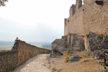 Sumeg, Macaristan - 13 Ağustos 2021: Sumeg Şatosu, Macaristan Dış İnşaat 