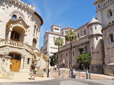 Monte-Carlo, Monako - 9 Ağustos 2012: Monako Adalet Sarayı ve Meryem Ana 'nın Katedrali, Monte-Carlo, Monako