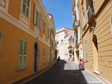Monte-Carlo, Monako - 9 Ağustos 2012: Monaco ve Monte-Carlo Eski Narrow Caddesi