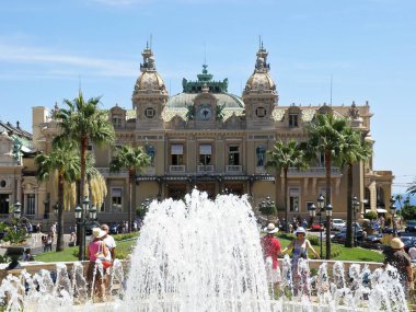 Monte-Carlo, Monako - 9 Ağustos 2012: Monaco ve Monte Carlo Casino with Fountain