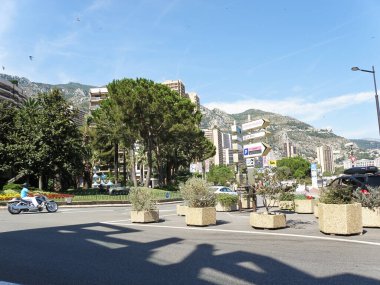 Monte-Carlo, Monako - 9 Ağustos 2012: Monaco City View with Cars, Road and Trees 