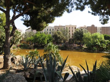 Barcelona, İspanya - 14 Ağustos 2012: Placa de Gaudi and Lake in the Park, İspanya