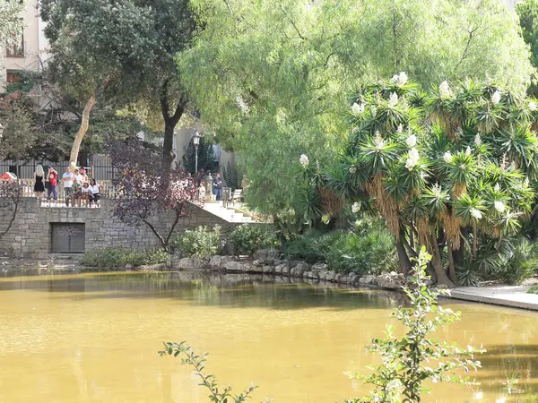 Barselona, İspanya - 14 Ağustos 2012: Barcelona, İspanya 'daki Placa de Gaudi Parkı