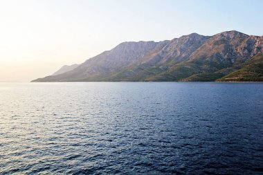 Hırvatistan Sahil ve Makarska Riviera Manzarası, Mavi Deniz ve Yüksek Dağlarla Hırvatistan