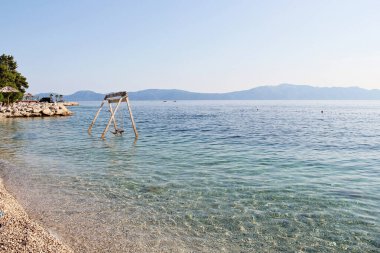 Drvenik, Hırvatistan - 20 Ağustos 2025: Hırvatistan 'da Drvenik Sahili Salınımı